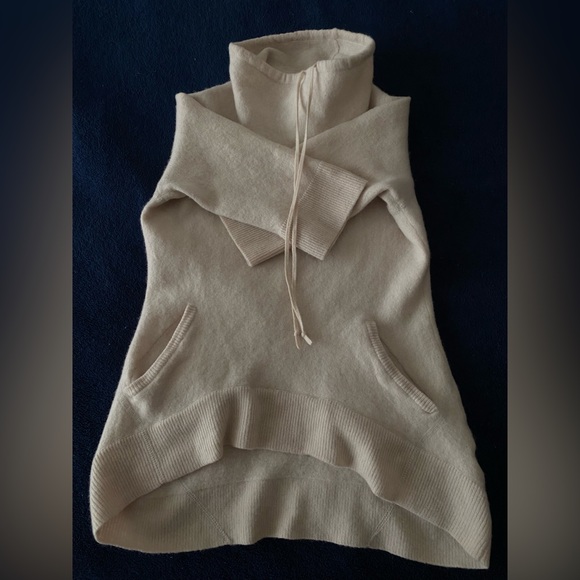 Lambswool Creme-Colored Turtleneck - Picture 4 of 4